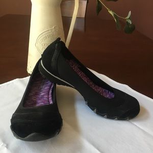 Black Skechers walking shoes